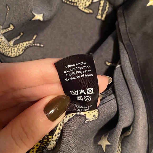 Black satiny pajamas 🐆🌴⭐️ - Picture 7 of 11